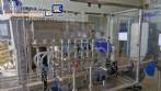 L�nea de llenado completa con m�quinas Tecman Nelpas Tecnoenvase Tudela para el llenado, etiquetado, taponado y posicionamiento de botellas de l�quidos cosm�ticos.