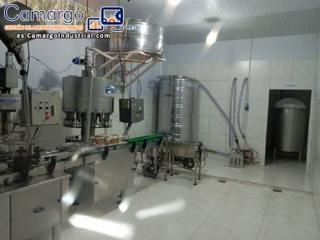 L�nea industrial para el embotellado de bebidas como zumos, c�cteles, vinos y cacha�a.