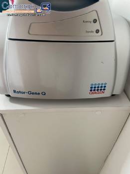 Termociclador QIAGEN para PCR en tiempo real para pruebas de biolog�a molecular.
