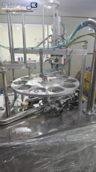 M�quina de llenado rotativa con unidad de taponado y sellado para vasos y tarros Mirainox para productos pastosos.