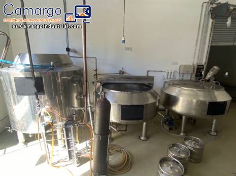 Sala de cocción de tres recipientes para cervecerías artesanales, con una capacidad de 1300 litros por lote. Sala de cocción de tres recipientes para cervecerías artesanales, con una capacidad de 1300 litros por lote.