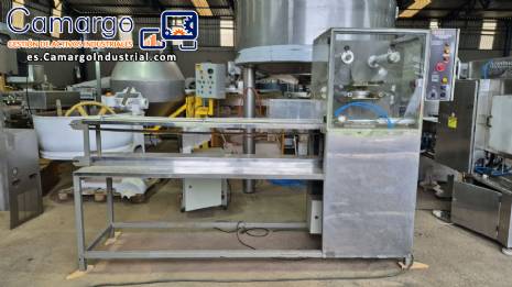 Selladora automática Engemaq para tarros, botellas y vasos con cierre de plástico, 900 tarros por hora. Selladora automática Engemaq para tarros, botellas y vasos con cierre de plástico, 900 tarros por hora.